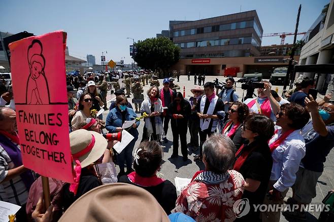 10일 LA 연방 구금센터 앞에 모인 종교단체 [로이터=연합뉴스. 재판매 및 DB 금지]