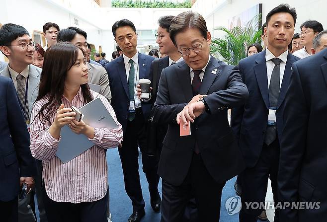 이재명 대통령과 출입기자들 (서울=연합뉴스) 한상균 기자 = 이재명 대통령이 10일 서울 용산 대통령실 청사에서 시계를 보며 이동하고 있다. 이 대통령은 이날 직원 식당에서 참모들과 점심식사를 한 뒤 마주친 출입기자과 셀카를 찍기도 했다. 2025.6.10 xyz@yna.co.kr