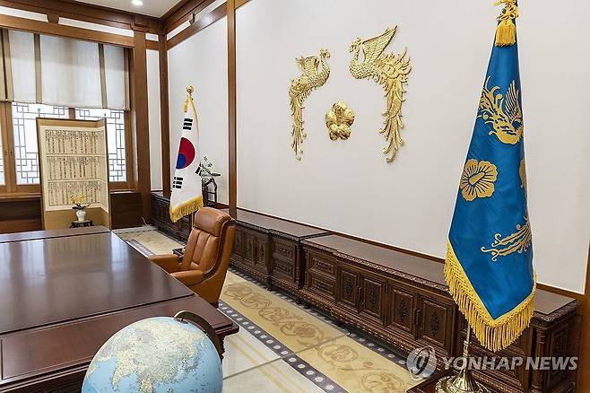 청와대 대통령 집무실 찾은 시민들 (서울=연합뉴스) 황광모 기자 = 5일 서울 종로구 청와대 본관 내부 대통령 집무실 모습. 이 공간은 노태우 전 대통령부터 문재인 전 대통령 시절까지 대통령이 사용한 공간이다. 이재명 대통령이 집무실을 청와대로 이전할 방침인 것이 알려지자 이날 청와대 관람객은 주말 관람객 수에 육박할 정도로 많았다. 2025.6.5 hkmpooh@yna.co.kr