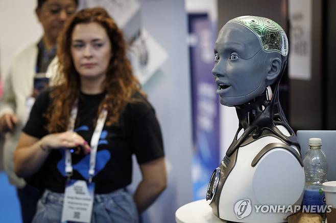 런던테크위크 행사에 등장한 AI 로봇. [EPA=연합뉴스]