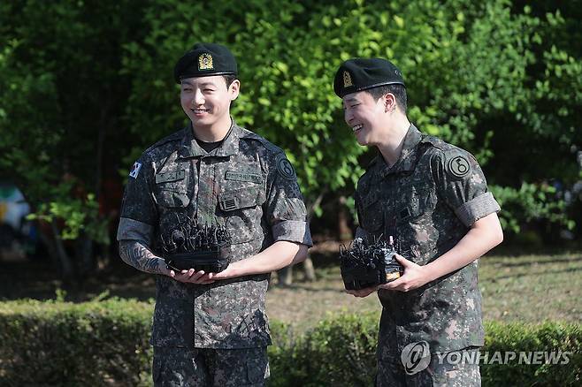 BTS 지민·정국 전역, 꽃웃음 만발 (연천=연합뉴스) 류효림 기자 = 육군 현역 복무를 마치고 만기 전역한 그룹 방탄소년단(BTS)의 지민과 정국이 11일 경기도 연천군 연천공설운동장에서 군복무를 마친 소감을 말하며 환하게 웃고 있다. 2025.6.11 ryousanta@yna.co.kr
