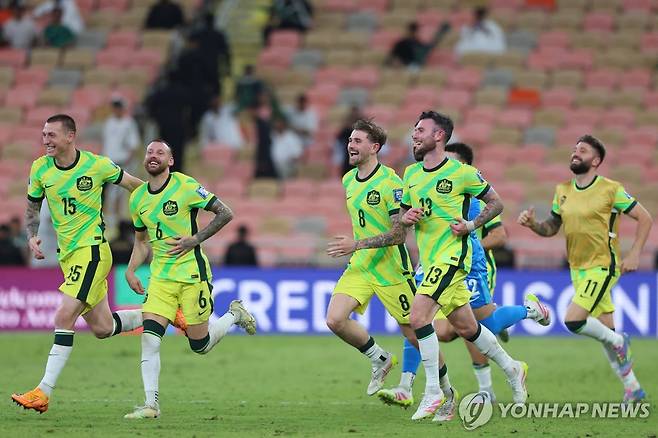 사우디를 꺾고 북중미 월드컵 본선 진출을 확정한 뒤 기뻐하는 호주 축구대표팀 선수들. [AFP=연합뉴스]