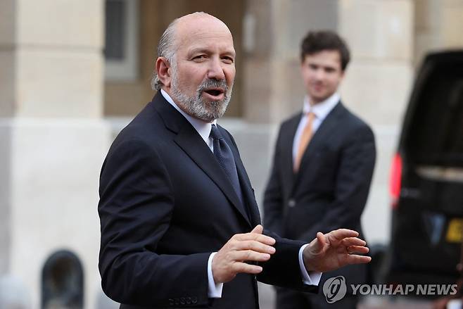 취재진과 대화하는 하워드 러트닉 미국 상무장관 [런던 로이터=연합뉴스. 재판매 및 DB 금지]