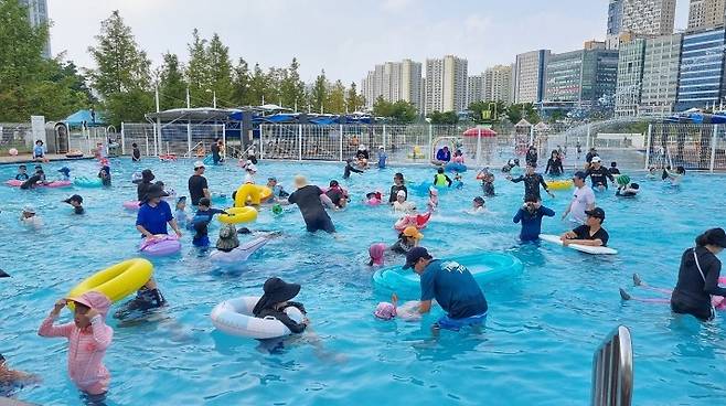 하남시, 도심 물놀이장 7곳 21일 개장 2024년 7월 하남시 미사공원 물놀이장을 이용하는 시민들. 2025.6.11 [하남시 제공. 재판매 및 DB 금지]