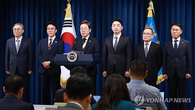 이재명 대통령, 첫 인사 발표 (서울=연합뉴스) 홍해인 기자 = 이재명 대통령이 4일 서울 용산 대통령실 청사에서 새정부 첫 인사 발표를 하고 있다.
    왼쪽부터 이종석 국정원장 후보자, 김민석 국무총리 후보자, 이 대통령, 강훈식 비서실장, 위성락 안보실장, 황인권 경호처장 2025.6.4 hihong@yna.co.kr