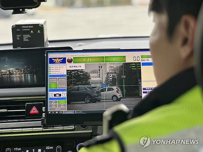 '매의 눈'으로 순찰 [연합뉴스 자료사진]