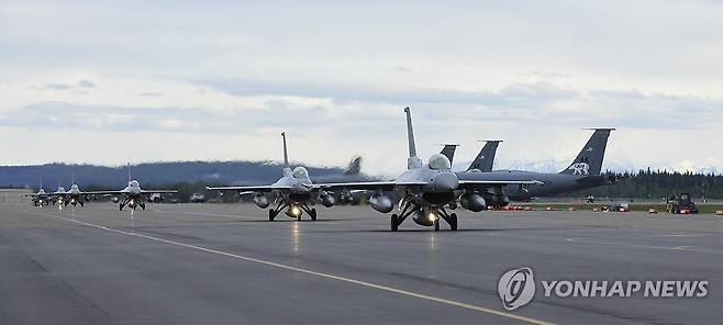 알래스카 아일슨 기지 도착한 KF-16 전투기 (서울=연합뉴스) 레드플래그 훈련 참가를 위해 공군 충주기지에서 출발한 KF-16이 지난 4일(현지시간) 미국 알래스카주 아일슨 기지에 착륙해 지상활주하고 있다. 2025.6.5 [공군 제공. 재판매 및 DB 금지] photo@yna.co.kr