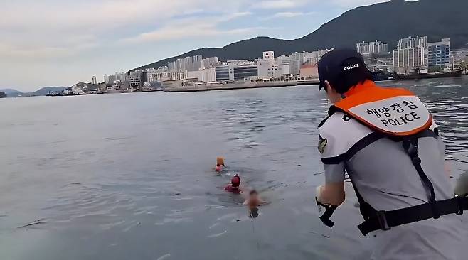 익수자 구조 [여수해경 제공. 재판매 및 DB 금지]