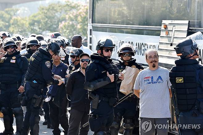 LA 시위 현장에서 체포되는 시위자들 [AFP=연합뉴스 자료사진. 재판매 및 DB 금지]