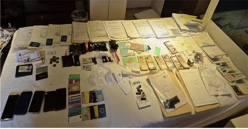 조직원 은신처에서 압수한 사업자등록증, 통장, 휴대전화 등 [용산경찰서 제공. 재판매 및 DB 금지]