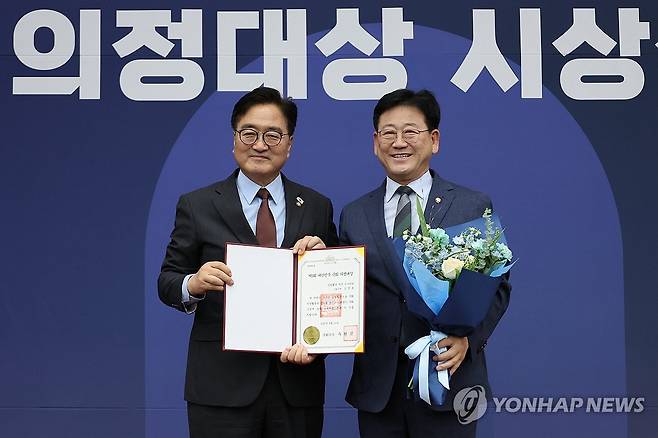 의정대상 받는 김정호 의원 (서울=연합뉴스) 김주성 기자 = 더불어민주당 김정호 의원이 11일 서울 여의도 국회에서 열린 제5회 대한민국 국회 의정대상 시상식에서 우원식 국회의장으로부터 우수입법의원 부문 의정대상을 받고 있다. 2025.6.11 utzza@yna.co.kr