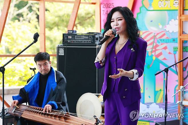 우리음악의 마법사 (서울=연합뉴스) 진연수 기자 = 11일 오후 서울 중구 국립극장 해오름극장에서 열린 2025 국립극장 '여우락 페스티벌' 쇼케이스 및 기자간담회에서 재즈 보컬리스트 웅산과 거문고 연주자 이재하가 공연을 선보이고 있다. 2025.6.11 jin90@yna.co.kr