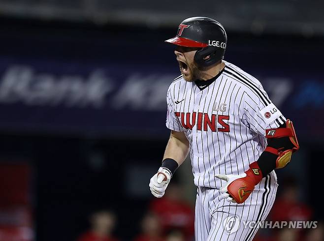 승부에 쐐기 박는 오스틴 (서울=연합뉴스) 김도훈 기자 = 11일 서울 잠실야구장에서 열린 프로야구 2025 신한 SOL 뱅크 KBO리그 SSG 랜더스와 LG 트윈스의 경기. 7회말 1사 1루 LG 오스틴이 투런 홈런을 쳐내고 홈을 밟은 뒤 포효하고 있다. 2025.6.11 superdoo82@yna.co.kr
