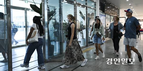 12일 오후 파주시 임진각평화누리공원이 안보관광을 하러 온 관광객들로 북적이고 있다. 2025.6.12 /이지훈기자 jhlee@kyeongin.com