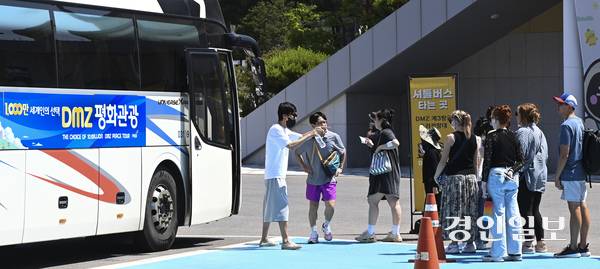 12일 오후 파주시 임진각평화누리공원이 안보관광을 하러 온 관광객들로 북적이고 있다. 2025.6.12 /이지훈기자 jhlee@kyeongin.com