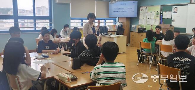 용인 대청초등학교 6학년 학생들이 지난 10일 진행된 '2025 매니페스토 실천교육' 수업시간에 강사의 설명을 듣고 있다. 신연경기자