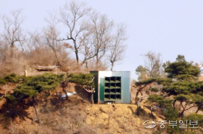 인천시 강화군 송해면 당산리 마을 건너편 북한 황해도 개풍군의 야산에 설치된 대남 확성기.정선식기자
