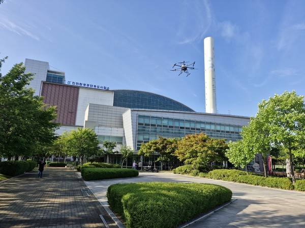 인천환경공단 송도사업소에서 악취 측정이 가능한 드론이 기상·악취 입체관측을 수행하고 있다. <인천환경공단 제공>