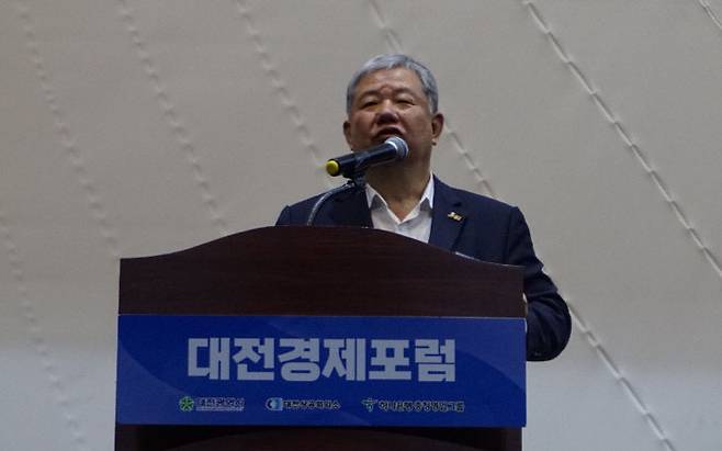 대전상공회의소는 12일 오전 대전 유성 호텔ICC에서 '제250차 대전경제포럼 조찬세미나'를 개최했다. 정태희 대전상의 회장이 인사말을 하고 있다. /김흥수 기자