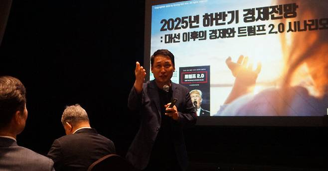 대전상공회의소는 12일 오전 대전 유성 호텔ICC에서 '제250차 대전경제포럼 조찬세미나'를 개최했다. 이날 김광석 한국경제산업연구원 경제연구실장이 강의하는 모습. /김흥수 기자