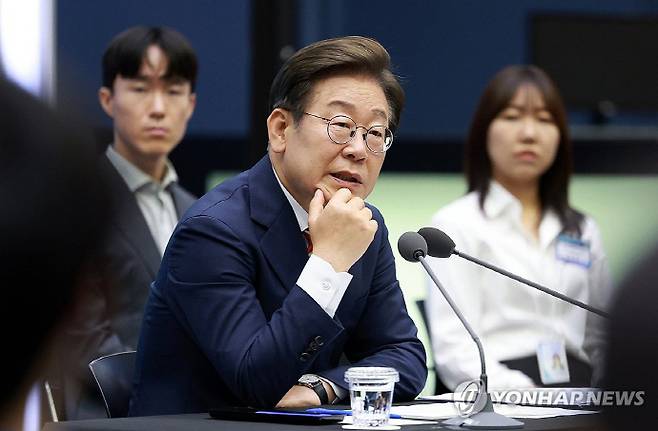 이재명 대통령이 지난 11일 서울 영등포구 한국거래소에서 열린 주식시장 불공정거래 근절을 위한 현장 간담회에서 참석자 질문에 답하고 있다. /연합뉴스