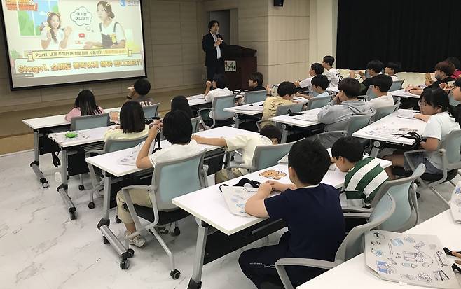 울릉도 지역 경제에 대해 배우는 울릉초등학생. /교육지원청