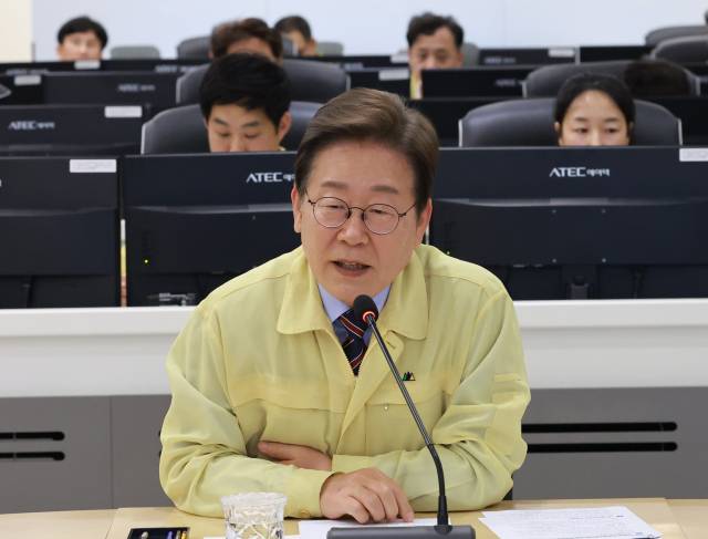 이재명 대통령이 12일 서울 서초구 한강홍수통제소에서 수해(장마) 대비 현장 점검 회의를 주재하고 있다. 연합뉴스