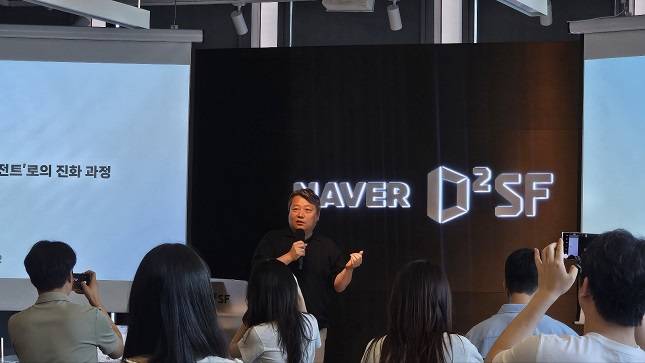 김상범 네이버 검색플랫폼 리더가 12일 서울 서초구에 위치한 네이버 D2SF 강남 사옥에서 네이버의 AI 검색 전략에 대해 발표하고 있다. /사진=비즈워치