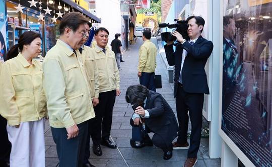 이재명 대통령이 12일 서울 용산구 이태원 참사 현장 '10·29 기억과 안전의 길'을 둘러보고 있다. 사진/뉴시스