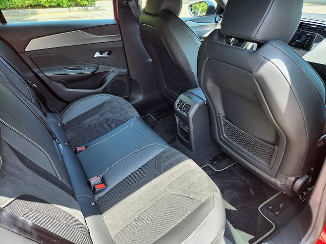 푸조 308 스마트 하이브리드 2열. (사진=이데일리 이다원 기자)