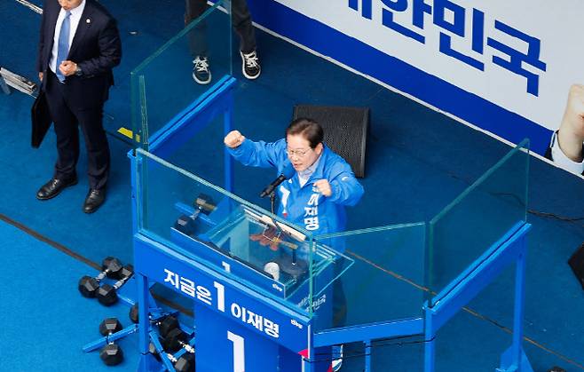 대선 후보 시절이던 지난 2일 방탄유리벽 안에서 연설하는 이재명 대통령. (사진=뉴스1)