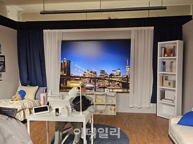 [이데일리 김나경 기자]삼성화재는 Z세대(GenZ)에게 ‘지키다 일상, 꿈꾸다 그 이상’이라는 브랜드 아이덴티티를 자연스럽게 소개하기 위해 서울 성수동에서 연극형 팝업스토어 ‘드림시어터’를 운영했다. 방탈출, 퀴즈쇼 등 관객들이 직접 참여할 수 있도록 프로그램을 구성해 가족 단위 관객들도 많았다.