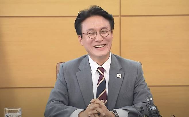 김민석 총리 후보자가 기자 간담회에서 기자의 질문을 듣고 웃고 있다. (사진=유튜브 캡처)