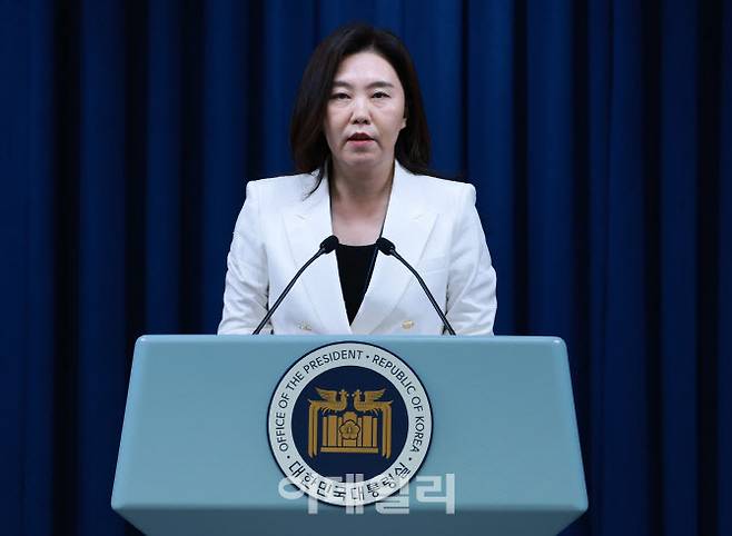 강유정 대변인이 12일 서울 용산구 대통령실 브리핑룸에서 특검 관련 브리핑을 하고 있다.(사진=뉴시스)