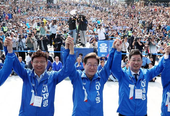 이재명 대통령이 후보 시절이었던 이달 1일 울산광역시 일산해수욕장 앞에서 더불어민주당 울산시당위원들과 팔을 들어보이고 있다. (사진=연합뉴스)