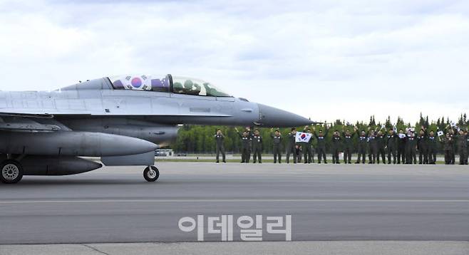 래드 플래그 알래스카 훈련을 위해 지난 5일 새벽 공군 충주기지에서 이륙한 KF-16 편대가 미국 현지시간으로 4일 알래스카주 아일슨 기지에 착륙하고 있다. (사진=공군)