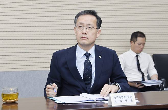 이형일 기획재정부 장관 직무대행 1차관이 12일 오후 정부세종청사 중앙동에서 ‘제17차 부동산 시장 및 공급상황 점검 전담반 회의’를 주재하고 있다. (사진= 기획재정부 제공)