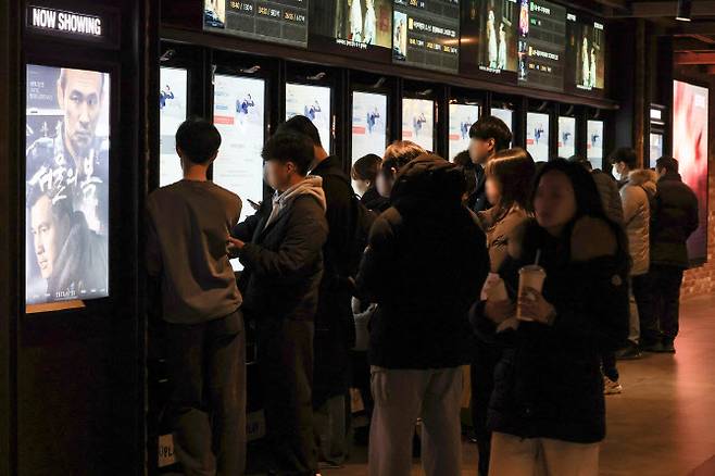 서울 CGV 용산아이파크몰을 찾은 관객들이 영화 티켓을 구입하고 있다. (사진=연합뉴스)