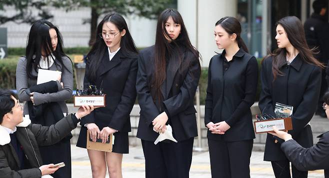 걸그룹 뉴진스(NJZ)가 지난 3월 7일 서울 서초구 서울중앙지방법원에서 열린 ‘기획사 지위보전 및 광고계약 체결 등 금지’ 가처분 신청의 심문기일을 마친 뒤 법원 청사를 나서며 취재진 질문에 답하고 있다. 왼쪽부터 하니, 민지, 혜인, 해린, 다니엘. (사진=연합뉴스)