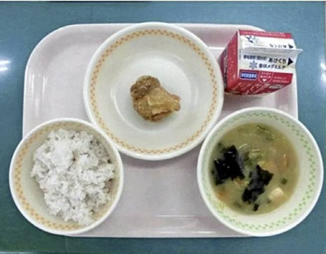 논란이 된 일본 초등학교 급식 사진. (사진=후쿠오카시 교육위원회)