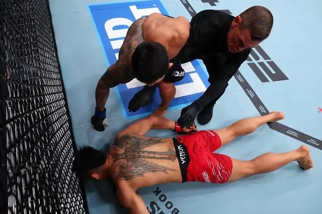 추가타를 적중시키려하지만 심판에게 제지당하는 유주성