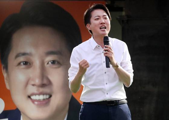 이준석 개혁신당 대선 후보가 2일 대구 수성구 수성못 상화동산에서 피날레 유세하고 있다. 〈사진=연합뉴스〉