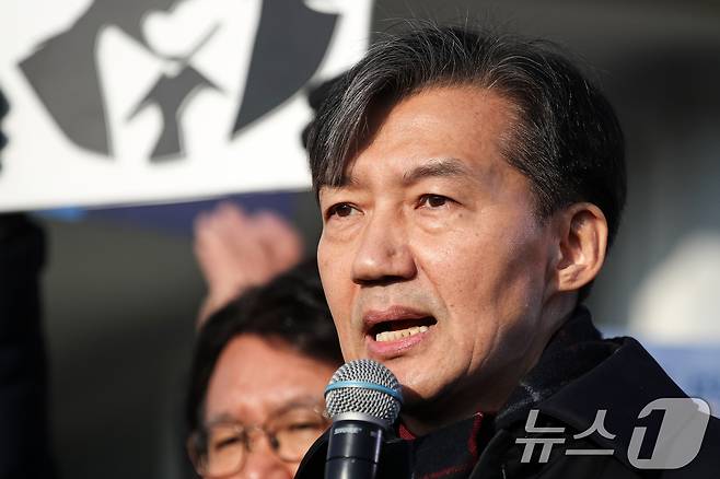 자녀 입시 비리와 청와대 감찰 무마 혐의로 대법원으로부터 징역 2년 실형을 확정 받은 조국 전 조국혁신당 대표가  지난해 12월 16일 오전 경기도 의왕시 서울 구치소로 수감되기 전 입장을 밝히고 있다.. 조 전 대표의 만기 출소 예정일은 오는 2026년 12월 15일이다. 2024.12.16/뉴스1 ⓒ News1 이승배 기자