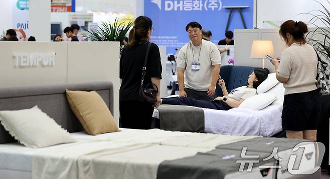 경기 고양 킨텍스에서 열린 '2024 한국국제가구 및 인테리어산업대전'를 찾은 관람객들이 침대를 살펴보고 있다. 2024.8.29/뉴스1 ⓒ News1 장수영 기자