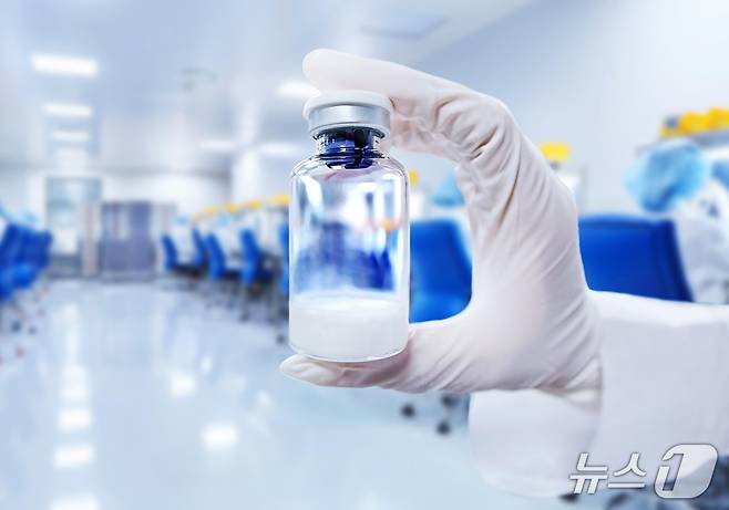 삼성바이오로직스 직원이 동결건조된 바이오의약품이 담긴 유리병(Vial)을 들고 있다.(삼성바이오로직스 제공)/뉴스1