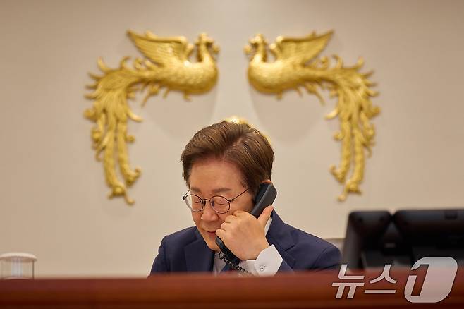 이재명 대통령이 11일 서울 용산구 대통령실 청사 집무실에서 페트르 피알라 체코 총리와 전화 통화를 하고 있다. (대통령실 제공. 재판매 및 DB 금지) 2025.6.11/뉴스1 ⓒ News1 박지혜 기자