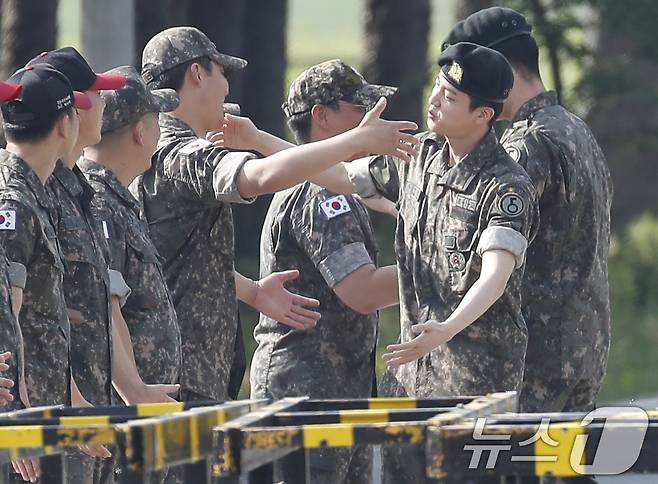 그룹 방탄소년단(BTS) 진이 12일 오전 경기도 연천 소재 육군 제5보병사단 신병교육대대에서 육군 현역으로 군 복무를 마친 뒤 병사들과 인사를 나누고 있다. 2024.6.12/뉴스1 ⓒ News1 권현진 기자