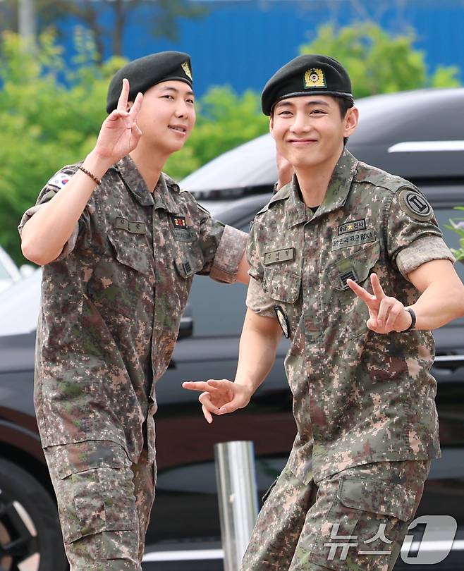 방탄소년단(BTS)의 RM(김남준, 30)과 뷔(김태형, 29)가 10일 오전 강원도 춘천시 신북읍 체육공원 축구장에서 군 복무를 마친 뒤 전역 인사를 하고 있다. 2025.6.10/뉴스1 ⓒ News1 권현진 기자