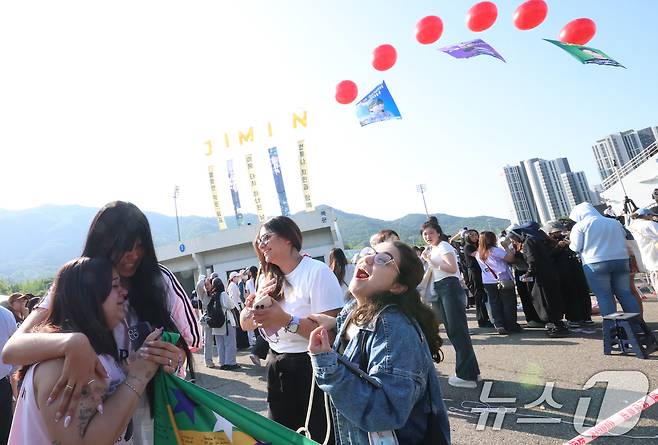 11일 오전 경기도 연천군 연천공설운동장에서 전역을 마친 방탄소년단(BTS)의 지민과 정국을 본 브라질 아미(방탄소년단 팬덤명)들이 감격에 겨워 눈물을 흘리며 기쁨을 표현하고 있다. 2025.6.11/뉴스1 ⓒ News1 권현진 기자