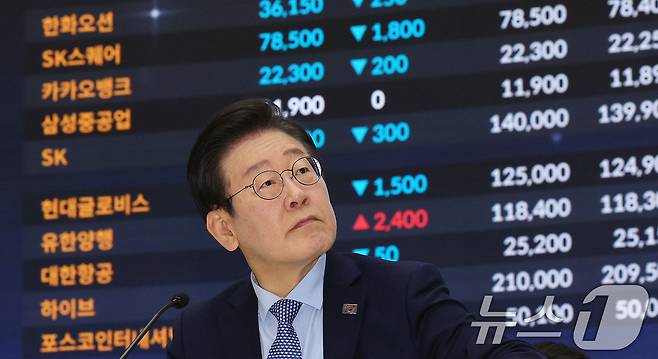 이재명 더불어민주당 대표가 28일 오전 서울 여의도 한국거래소 홍보관에서 열린 대한민국 주식시장 활성화TF 현장 간담회에 한국거래소의 발표를 듣고 있다. 2024.11.28/뉴스1 ⓒ News1 장수영 기자